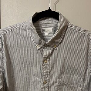 GAP Men's Blue and White Button Down Shirt Untucked Fit Strech Size Large